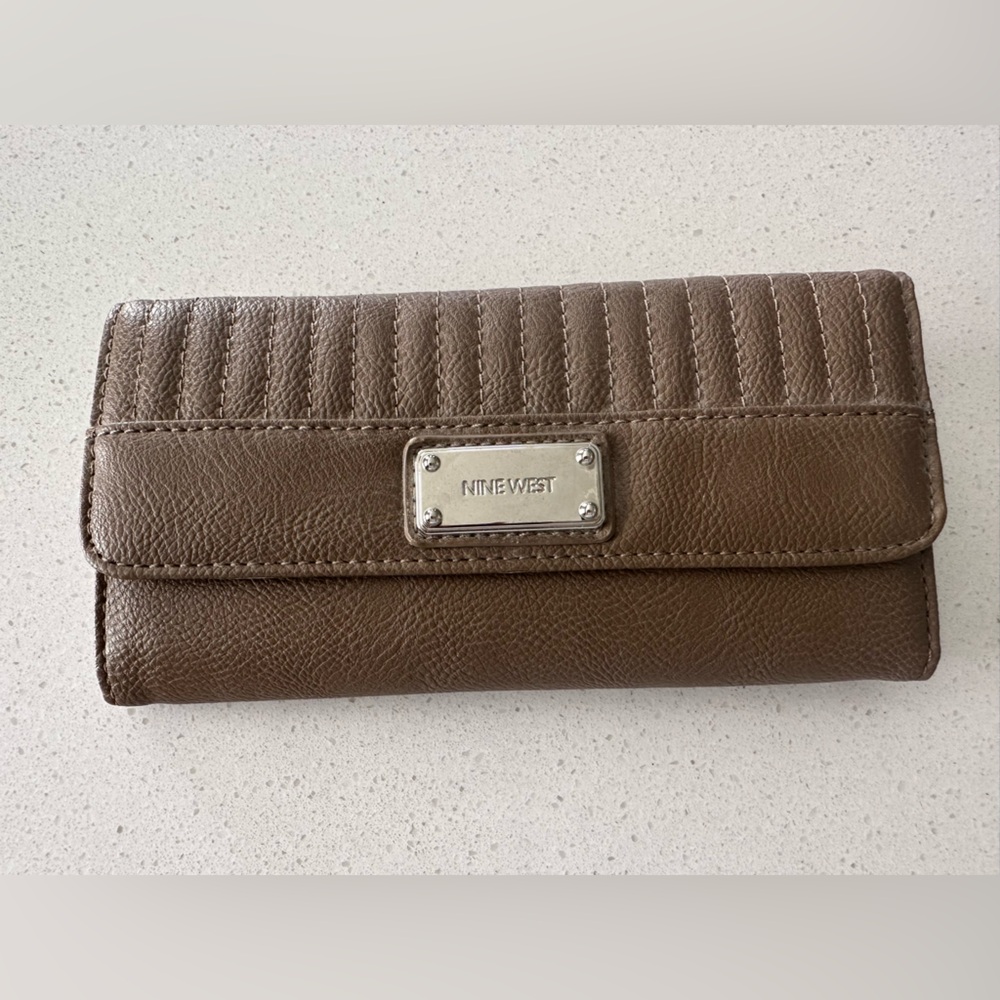 NWT NINE WEST BROWN WALLET LADIES